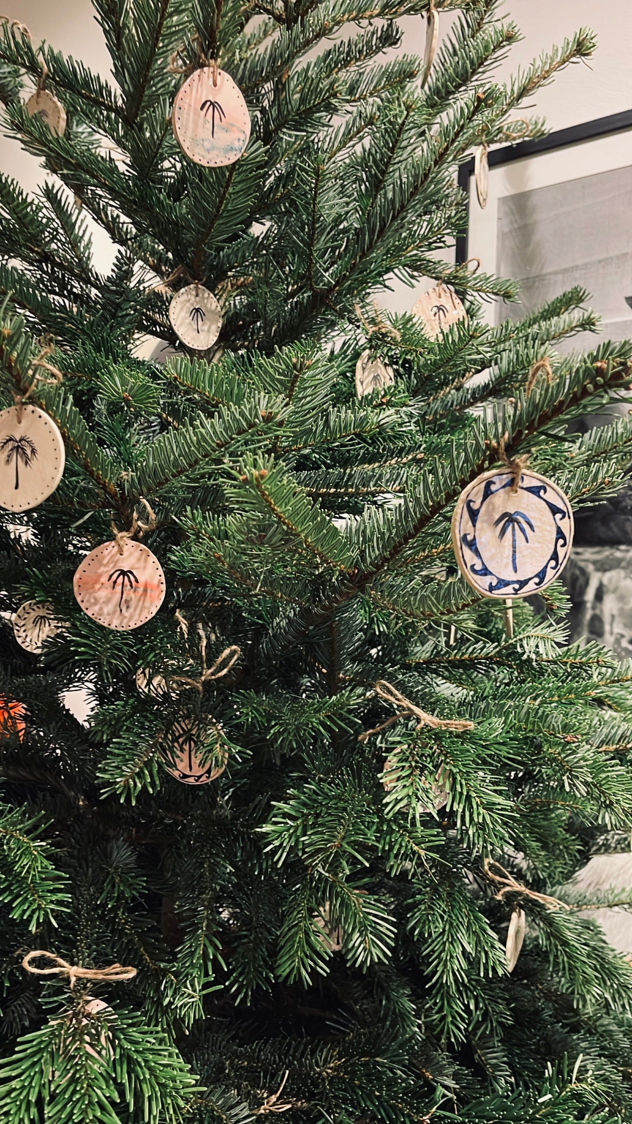 Set of 2 ceramic palm ornaments